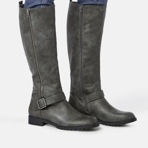 🏷👢JustFab Didoa Faux Leather Knee High Zip Boots